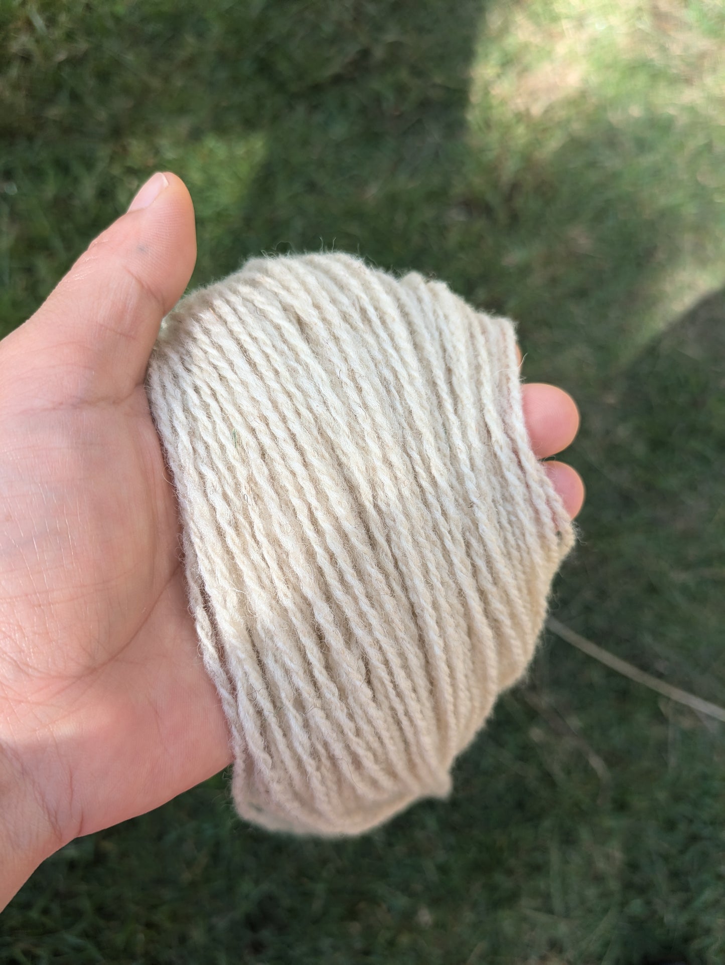 羊ノ糸
日本国内で利用されることのなかった羊毛を引き取り、太陽光で温めた井戸水で洗います。その後、紡績・撚糸工場で毛糸にします。