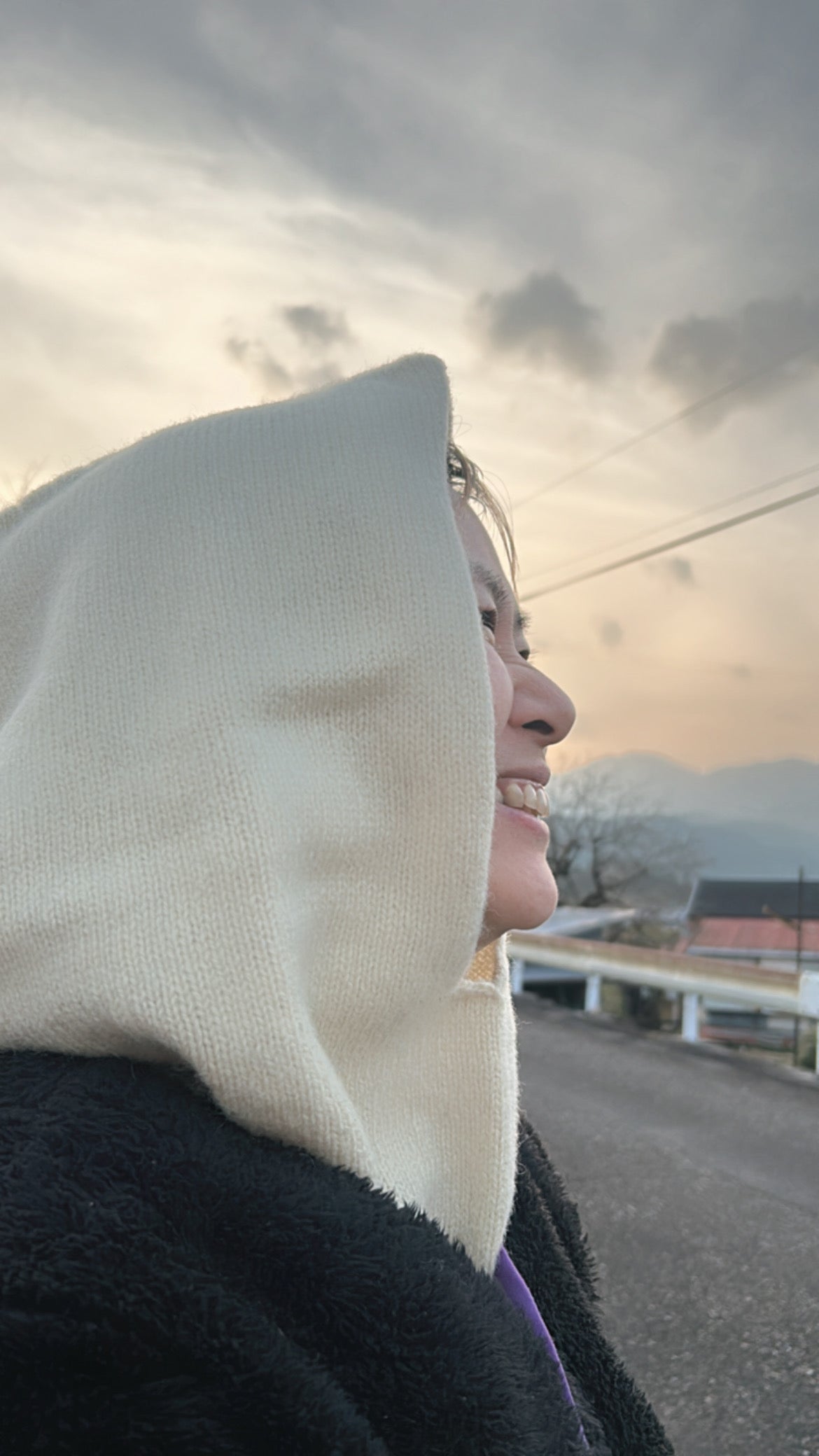 羊ノ糸のバラクラバ(フード付きネックウォーマー)
日本国内で利用されることのなかった羊毛を引き取り、太陽光で温めた井戸水で洗います。その後、紡績・撚糸工場で毛糸にします。羊ノ糸をホールガーメント編み機で編んでいます。