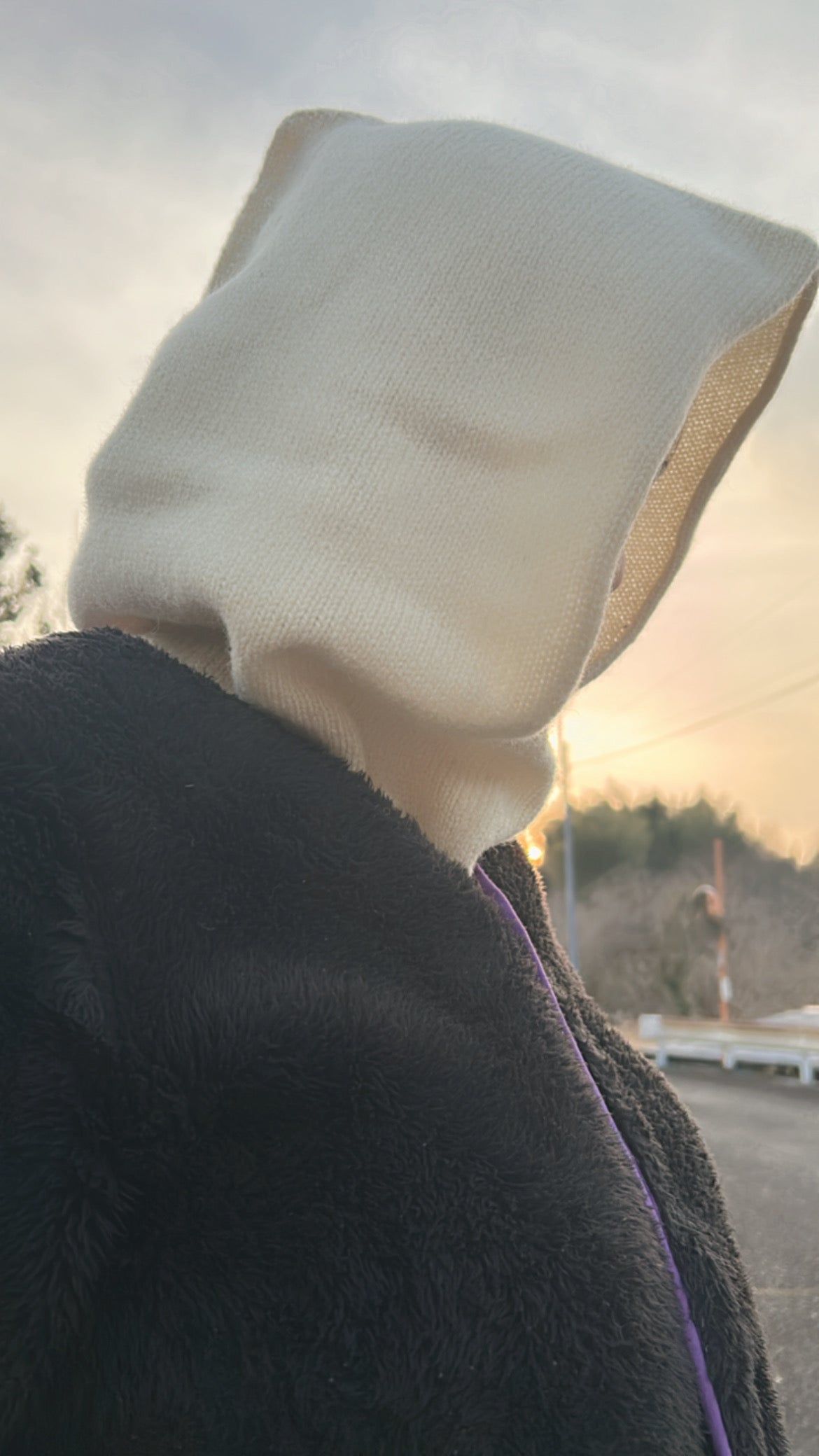 羊ノ糸のバラクラバ(フード付きネックウォーマー)
日本国内で利用されることのなかった羊毛を引き取り、太陽光で温めた井戸水で洗います。その後、紡績・撚糸工場で毛糸にします。羊ノ糸をホールガーメント編み機で編んでいます。