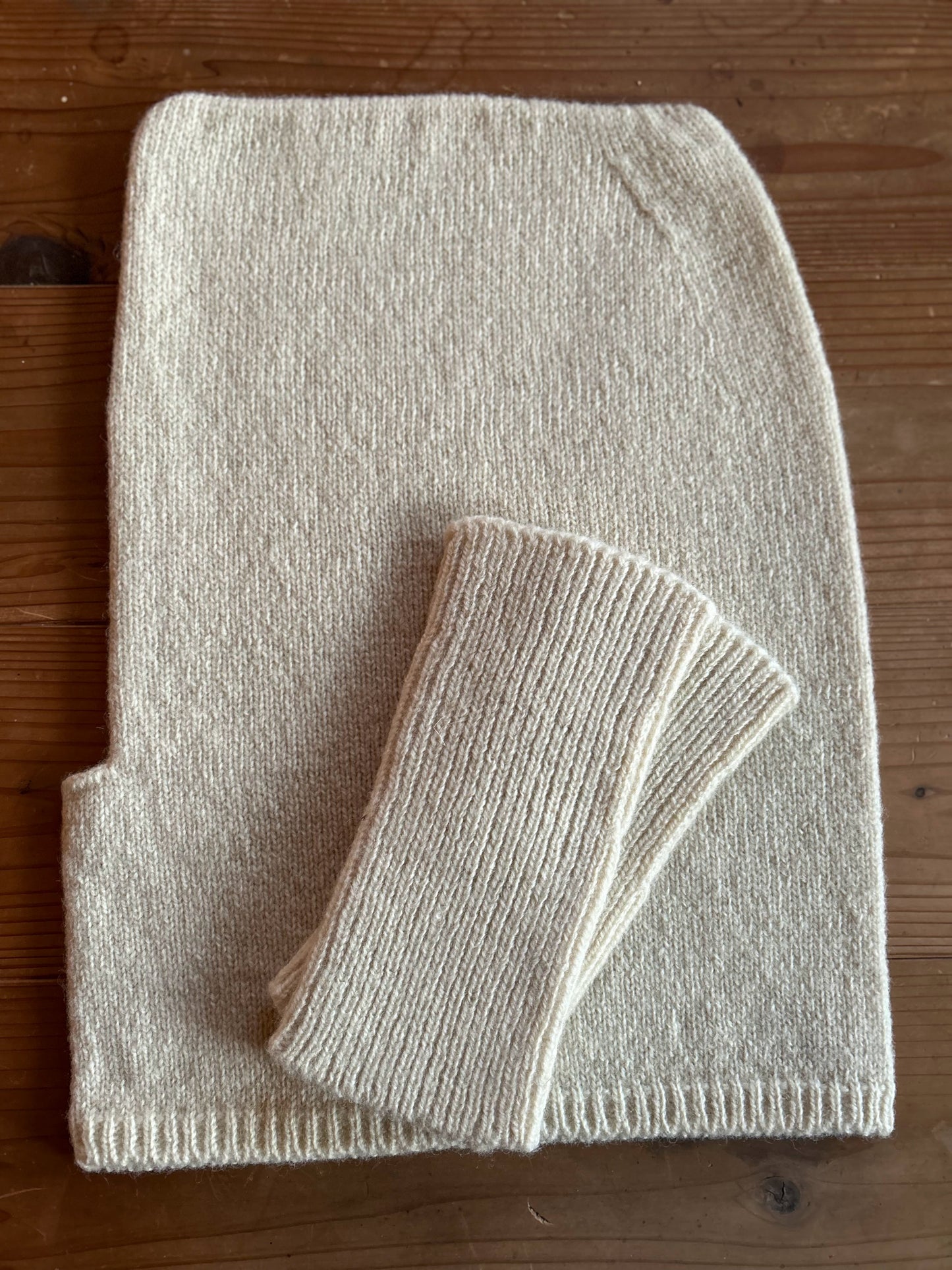 羊ノ糸のバラクラバ(フード付きネックウォーマー)
日本国内で利用されることのなかった羊毛を引き取り、太陽光で温めた井戸水で洗います。その後、紡績・撚糸工場で毛糸にします。羊ノ糸をホールガーメント編み機で編んでいます。