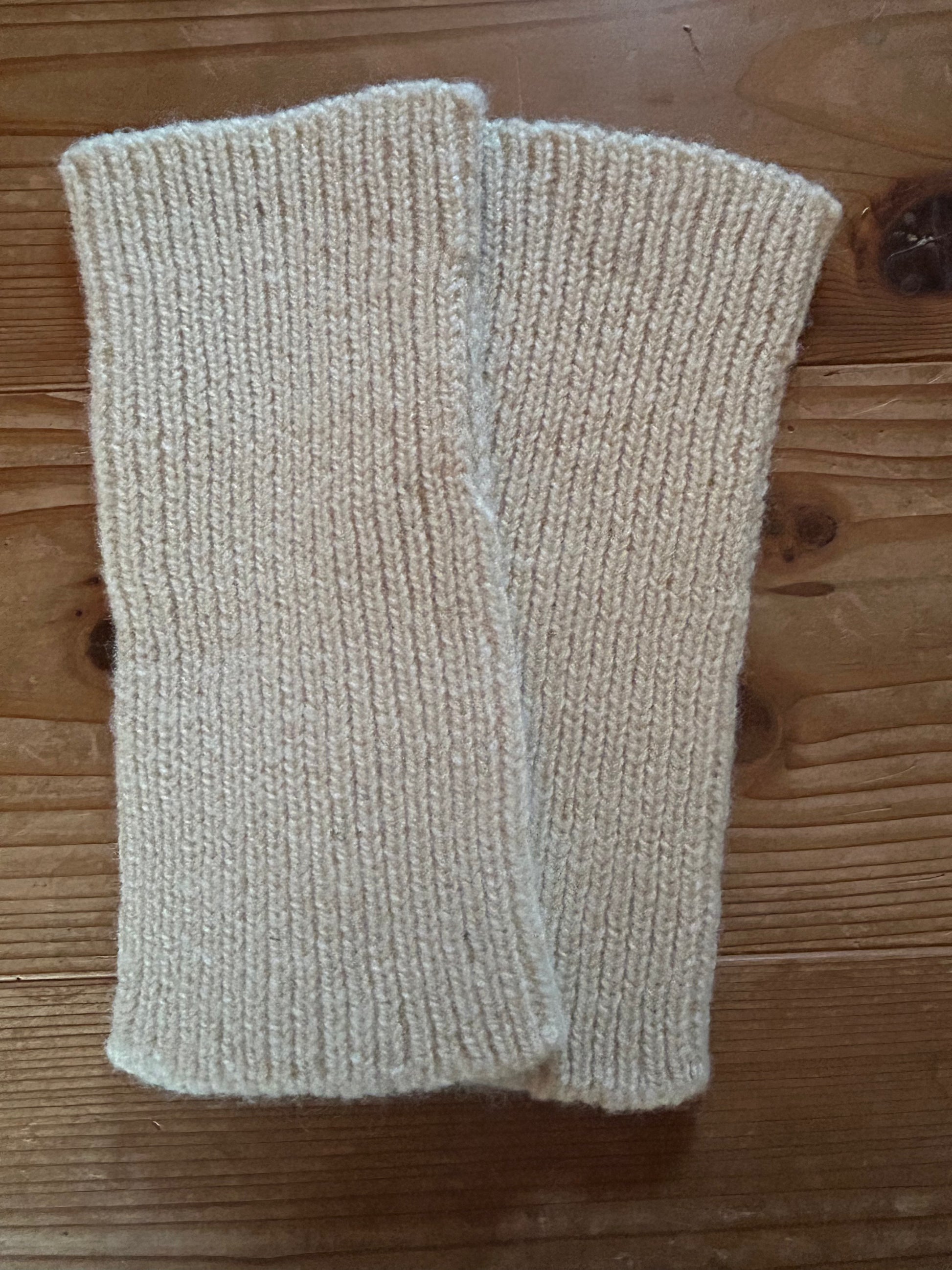 羊ノ糸のアームウォーマー
日本国内で利用されることのなかった羊毛を引き取り、太陽光で温めた井戸水で洗います。その後、紡績・撚糸工場で毛糸にします。羊ノ糸をホールガーメント編み機で編んでいます。