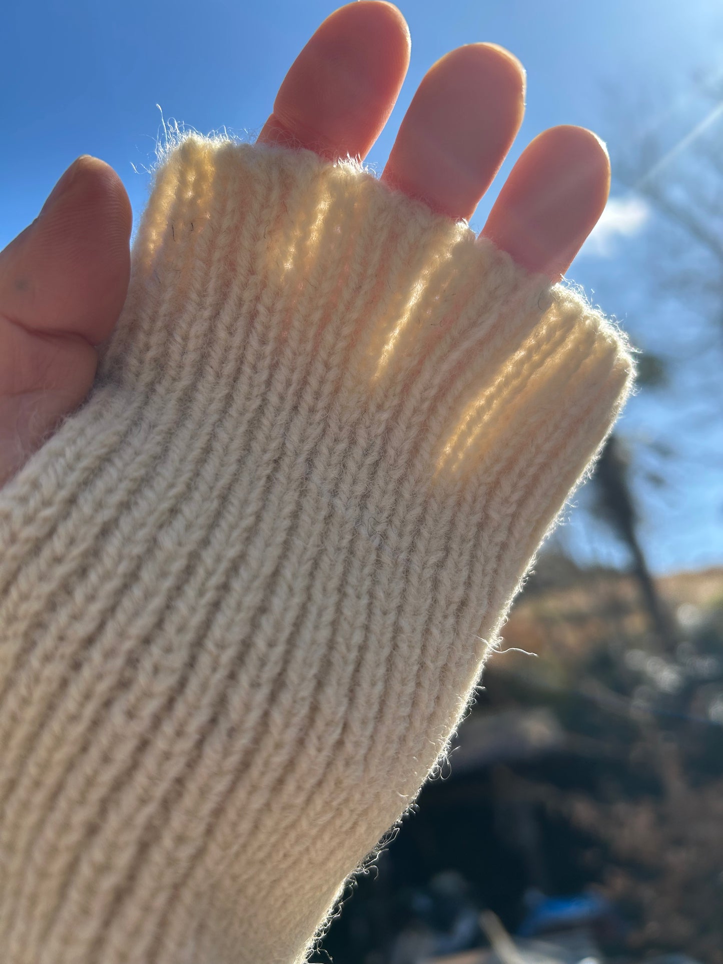 羊ノ糸のアームウォーマー
日本国内で利用されることのなかった羊毛を引き取り、太陽光で温めた井戸水で洗います。その後、紡績・撚糸工場で毛糸にします。羊ノ糸をホールガーメント編み機で編んでいます。