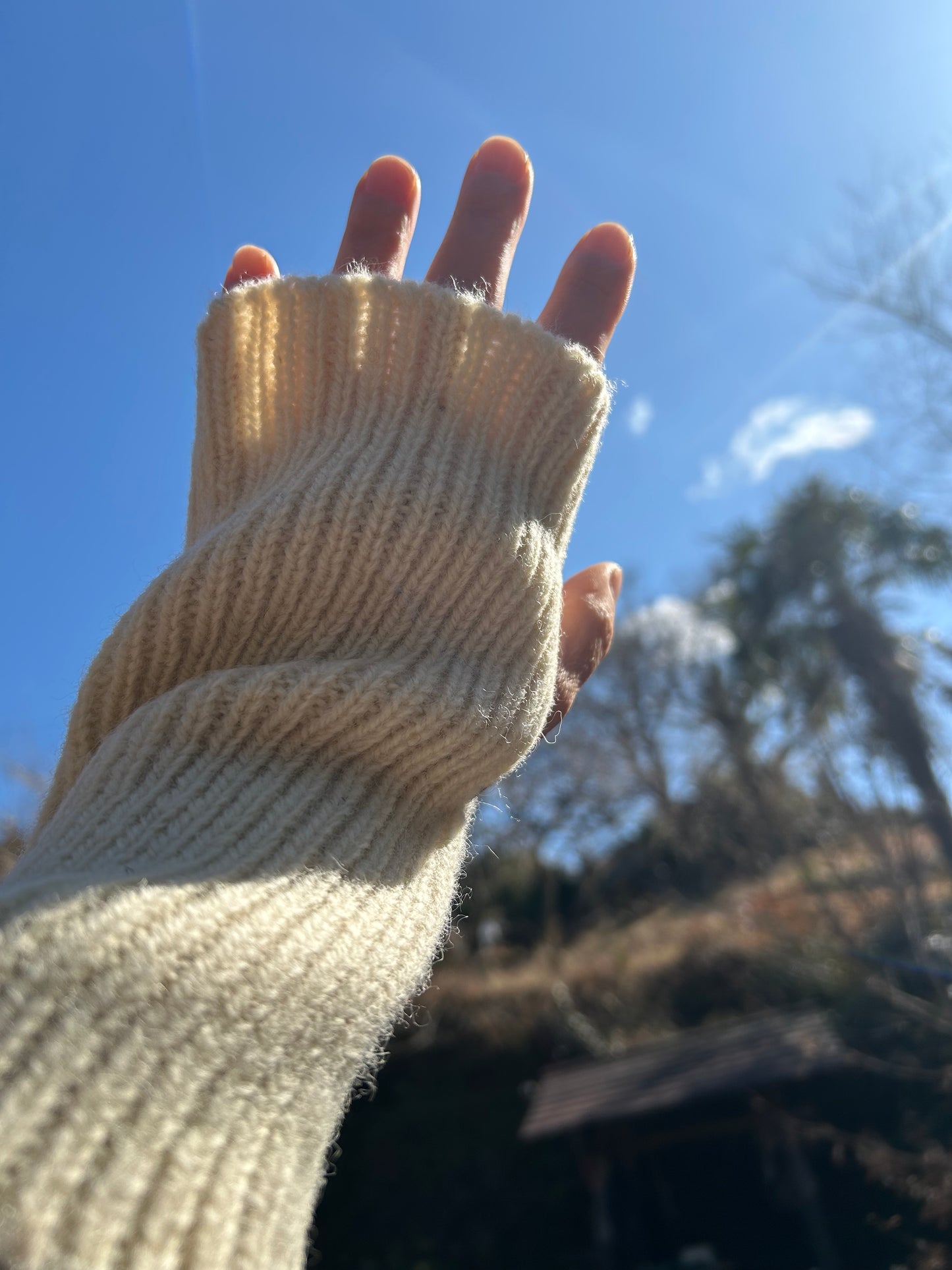 羊ノ糸のアームウォーマー
日本国内で利用されることのなかった羊毛を引き取り、太陽光で温めた井戸水で洗います。その後、紡績・撚糸工場で毛糸にします。羊ノ糸をホールガーメント編み機で編んでいます。