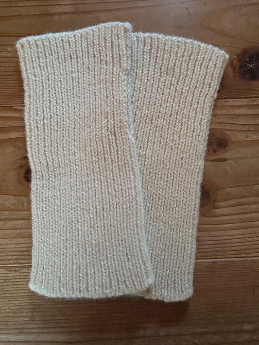 羊ノ糸のアームウォーマー
日本国内で利用されることのなかった羊毛を引き取り、太陽光で温めた井戸水で洗います。その後、紡績・撚糸工場で毛糸にします。羊ノ糸をホールガーメント編み機で編んでいます。